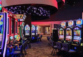 Studio pertunjukan game langsung opal slot dengan dealer profesional dan multi-kamera